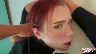 男子口中被操,阴部听话的红发女郎短裙和射精的乳房