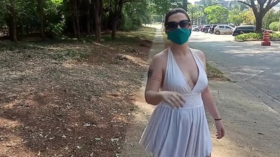 公开裸体:一个来自俄罗斯的女孩试图在里约热内卢的街道上脱掉她的衣服。她差点被逮捕。